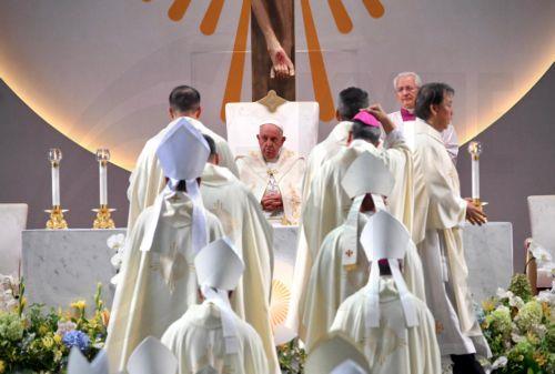 epa11599806 Pope Francis leads a holy mass at the National Stadium in Singapore, 12 September 2024. Pope Francis is visiting Singapore from 11 to 13 September, marking the final stop of his apostolic journey through the Asia-Pacific region, which also included Indonesia, Papua New Guinea, and East Timor.  EPA/ALESSANDRO DI MEO