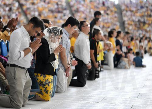 epa11599864 Catholic faithful attend the holy mass led by Pope Francis at the National Stadium in Singapore, 12 September 2024. Pope Francis is visiting Singapore from 11 to 13 September, marking the final stop of his apostolic journey through the Asia-Pacific region, which also included Indonesia, Papua New Guinea, and East Timor.  EPA/ALESSANDRO DI MEO