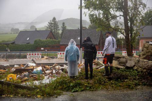 epaselect epa11605277 People inspect the damages caused by the overflowing of the Bela River following heavy rain in the town of Jesenik, Czech Republic, 15 September 2024. Floods caused by heavy rains have been battering central and eastern Europe since 13 September, with at least four dead in Romania, four missing in the Czech Republic, and alarming water...