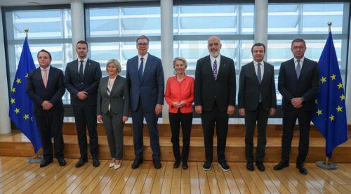 epa11613483 (L-R) European Commissioner for Neighborhood and Enlargement Oliver Varhelyi,  Prime Minister of Montenegro Milojko Spajic, Chairwoman of the Council of Ministers of Bosnia and Herzegovina, Borjana Kristo, Serbian President Aleksandar Vucic, European Commission President Ursula Von der Leyen,  Albania's Prime Minister Edi Rama,  Kosovo's Prime...