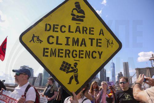 epa11616427 Global and youth climate activists march on the Brooklyn Bridge to protest fossil fuels in New York, New York, USA, 20 September 2024. This march kicks off a global week of climate strikes all over the world and in New York City, led by the organization Fridays for Future.  EPA/SARAH YENESEL