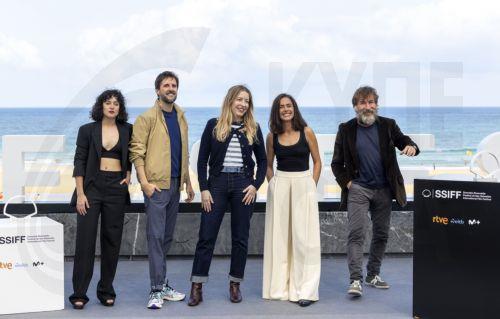 epa11618993 Spanish filmmaker Pilar Palomero (C) and actors Patricia Lopez Arnaiz (2-R), Antonio de la Torre (R), Julian LÃ³pez (2-L) and Marina Guerola pose for the media during the presentation of the film 'Los destellos', at the 72nd edition of the San Sebastian Film Festival, in San Sebastian, Basque Country, Spain, 22 September 2024.  EPA/Javier...