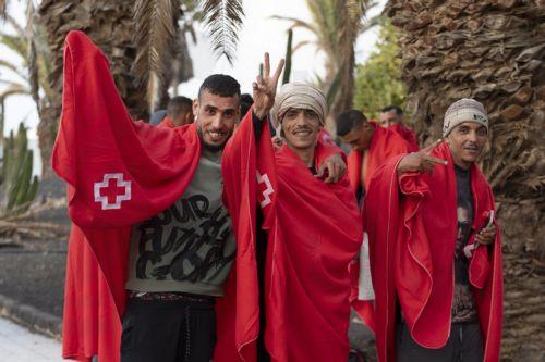 epaselect epa11623427 Migrants are assisted by the Red Cross after they arrived to Costa Teguise in Lanzarote, Canary Islands, Spain, 25 September 2024. A group of 37 migrants arrived onboard a toy boat to Lanzarote.  EPA/ADRIEL PERDOMO