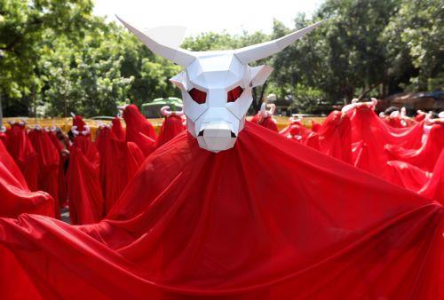 epaselect epa11627981 Activists from the People for the Ethical Treatment of Animals (PETA) India stage a protest in New Delhi, India, 27 September 2024. Dozens of activists dressed in 'blood red' veils and wearing horns demonstrated to demand an end to violence against animals in events such as races, fights and jallikattu.  EPA/HARISH TYAGI