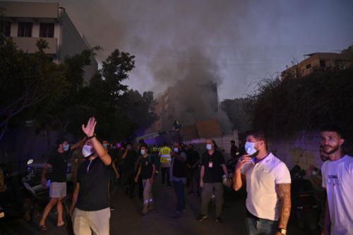 epa11628905 People try to help victims following an Israel strik in Danieh, Beirut, Lebanon, 27 September 2024. The Israeli military (IDF) announced in a statement that they have "carried out a precise strike on the Central Headquarters of the Hezbollah" on 27 September. The headquarters were "intentionally built under residential buildings in the heart of...
