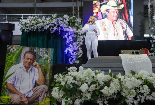epa11633183 Jemima Canelas, widow of late Honduran artist MoisÃ©s Canelo speaks during a tribute in San Pedro Sula, Honduras, 29 September 2024. Dozens of music artists bid farewell to Honduran singer-songwriter MoisÃ©s Canelo, who died of a heart attack on September 13 in New York at the age of 74.  EPA/Jose Valle