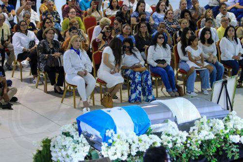 epa11633182 Family, friends, and colleagues of the late Honduran artist MoisÃ©s Canelo attend his burial ceremony in San Pedro Sula, Honduras, 29 September 2024. Dozens of music artists bid farewell to Honduran singer-songwriter MoisÃ©s Canelo, who died of a heart attack on September 13 in New York at the age of 74.  EPA/Jose Valle