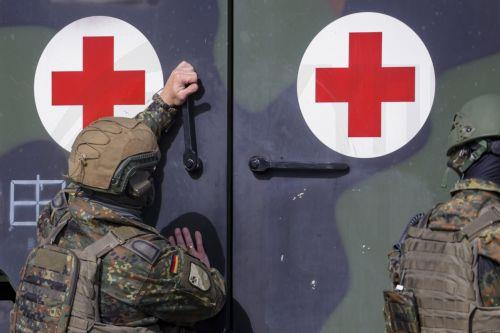 epa11641825 Soldiers load an injured man into a SAR helicopter during the disaster control exercise LOKI24 with 300 participants with various medical vehicles of the German Armed Forces and aid organizations in Duesseldorf, Germany, 04 October 2024. As part of the large-scale exercise LoKi24 (interdisciplinary local disaster control exercise 2024), various...