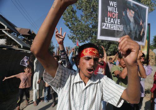 epa11641848 Kashmiri Shiite Muslims participate in an anti-Israeli rally in solidarity with Lebanese and Palestinian people and against the killing of Hezbollah leader Hassan Nasrallah, in the Pattan area of Baramulla district, some 22 kilometers north of Srinagar, the summer capital of Indian Kashmir, 04 October 20243. Hundreds of people gathered after the...