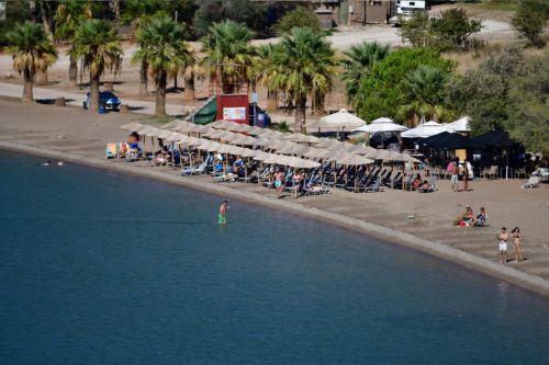 Λουόμενοι απολάμβάνουν τον ήλιο και τη θάλασσα, στην παραλία Καραθώνα, Ναύπλιο, Δευτέρα 7 Οκτωβρίου 2024. Υψηλή για την εποχή είναι η θερμοκρασία στην περιοχή του Ναυπλίου. ΑΠΕ-ΜΠΕ /ΑΠΕ-ΜΠΕ/ΜΠΟΥΓΙΩΤΗΣ ΕΥΑΓΓΕΛΟΣ