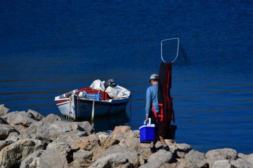 Άνδρας πηγαίνει να ψαρέψει σε σημείο της παραλίας Καραθώνα, Ναύπλιο, Δευτέρα 7 Οκτωβρίου 2024. Υψηλή για την εποχή είναι η θερμοκρασία στην περιοχή του Ναυπλίου. ΑΠΕ-ΜΠΕ /ΑΠΕ-ΜΠΕ/ΜΠΟΥΓΙΩΤΗΣ ΕΥΑΓΓΕΛΟΣ