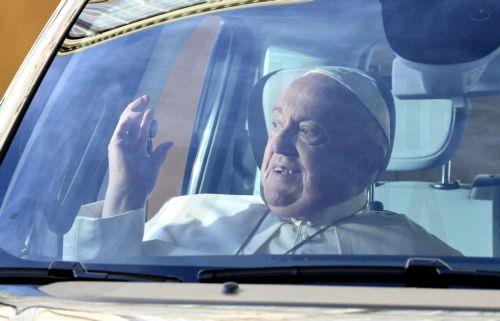 epa11653956 Pope Francis arrives at the San Damaso courtyard in the Vatican City, 11 October 2024.  Pope Francis will receive Spanish Prime Minister Pedro Sanchez in a private audience on 11 October. The Pope will also welcome Ukrainian President Volodymyr Zelensky to the Vatican on October 11, according to the Holy See Press Office.  EPA/ETTORE FERRARI