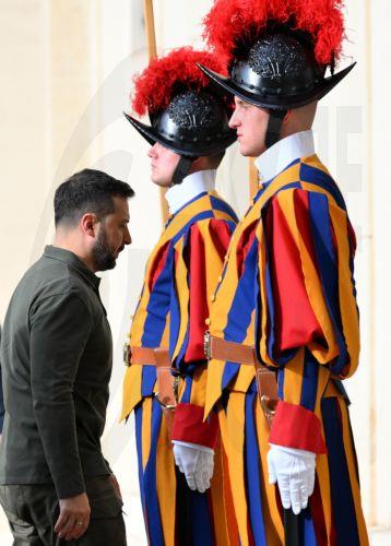 epa11654019 Ukrainian President Volodymyr Zelensky (L) walks past Swiss Guards as he arrives for a private audience with Pope Francis (not pictured) at the San Damaso courtyard in the Vatican City, 11 October 2024. Zelensky is visiting the Vatican for the third time after holding talks with the pontiff in 2020 and 2023.  EPA/ETTORE FERRARI