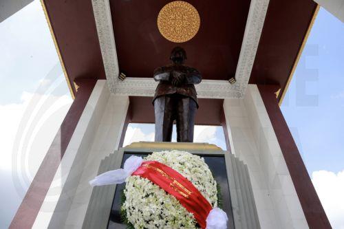 epa11659933 A flower wreath is placed at the statue of late Cambodian King Norodom Sihanouk during a ceremony to mark the 12th anniversary of the monarch's death, in Phnom Penh, Cambodia, 15 October 2024. The former Cambodian king died on 15 October 2012 at the age of 89 in Beijing, China.  EPA/KITH SEREY