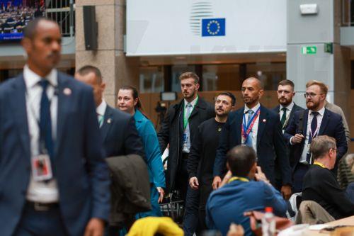 epa11664205 Ukraine's President Volodymyr Zelensky (C) during the European Council summit in Brussels, Belgium, 17 October 2024. EU leaders are meeting in Brussels to discuss Ukraine, the Middle East, competitiveness, migration and foreign affairs.  EPA/OLIVIER HOSLET
