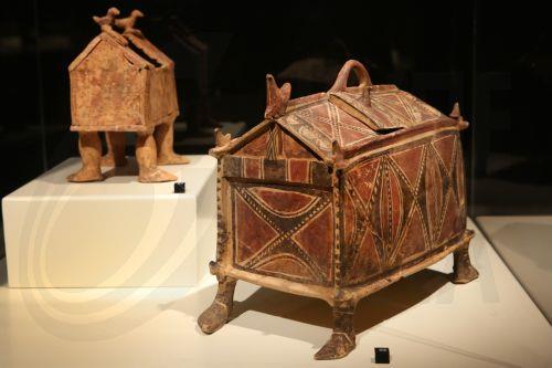 Ταφικό κτέρισμα, κιβώτιο σε σχήμα ναΐσκου, 6ος αι. π.Χ., από την Basilicata της νότιας Ιταλίας που εκτίθεται στην περιοδική έκθεση που φιλοξενεί το Μουσείο Ακρόπολης από τις 18 Οκτωβρίου 2024 έως τις 26 Ιανουαρίου 2025. Πέμπτη 17 Οκτωβρίου 2024. Πρόκειται για την έκθεση «Οι αρχαίοι πολιτισμοί της Basilicata. Θησαυροί που έρχονται στο φως». Η έκθεση...