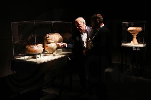 Ο γενικός διευθυντής του Μουσείου Ακρόπολης, καθηγητής Νικόλαος Σταμπολίδης (Α) και ο γενικός διευθυντής Μουσείων του υπουργείου Πολιτισμού της Ιταλίας, Massimo Osanna (Δ) περιηγούνται στην περιοδική έκθεση που φιλοξενεί το μουσείο από τις 18 Οκτωβρίου 2024 έως τις 26 Ιανουαρίου 2025. Πρόκειται για την έκθεση " Οι αρχαίοι πολιτισμοί της Basilicata. Θησαυροί...