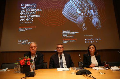 Ο γενικός διευθυντής του Μουσείου Ακρόπολης, καθηγητής Νικόλαος Σταμπολίδης (Α), ο γενικός διευθυντής Μουσείων του Υπουργείου Πολιτισμού της Ιταλίας, Massimo Osanna (Κ) και η διευθύντρια των Εθνικών (Ιταλικών) Μουσείων της Matera, Annamaria Mauro  (Δ) παρουσιάζουν σε συνέντευξη Τύπου στο αμφιθέατρο του Μουσείου της Ακρόπολης την περιοδική έκθεση που θα...
