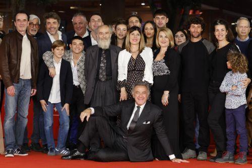 epa11665057 Italian director Luca Barbareschi (C) poses with cast and crew as they arrive for the screening of the movie 'Paradiso in Vendita' at the 19th annual Rome International Film Fest in Rome, Italy, 17 October 2024. The Festa del Cinema di Roma runs from 16 to 27 October 2024.  EPA/FABIO FRUSTACI