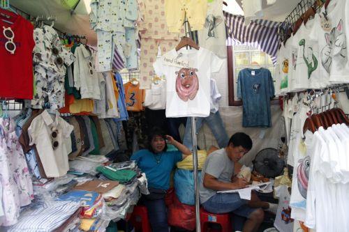 epa11672550 Vendors wait for customers at a market in Bangkok, Thailand, 21 October 2024. Deputy Finance Minister Julapun Amornvivat said Thailand's economy has the potential to grow 3 percent in 2024, revised up from 2.7 percent of earlier projections, and will expand more in 2025, driven by the government's stimulus measures with temporarily short-term...