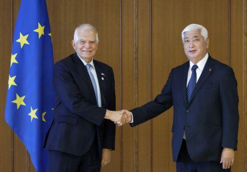 epa11695246 Japan's Defense Minister Gen Nakatani (R) shakes hands with EU High Representative for Foreign Affairs and Security Policy Josep Borrell prior to their meeting at the Defense Ministry in Tokyo, Japan, 01 November 2024. Borrell is traveling to Japan before heading to South Korea.  EPA/FRANCK ROBICHON/POOL