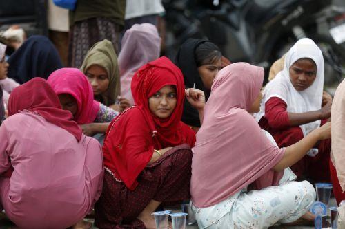 epa11695361 Rohingya refugees queue for food outside of their temporary tents provided by the International Organization for Migration (IOM) in Seneubok Rawang village, East Aceh, Indonesia, 01 November 2024. 96 Rohingya immigrants landed in the Meunasa Hasan Village, Madat District, East Aceh Regency, on 31 October 2024. According to the local district...