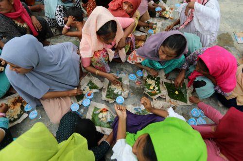 epa11695363 Rohingya refugees have breakfast outside of their temporary tents provided by the International Organization for Migration (IOM) in Seneubok Rawang village, East Aceh, Indonesia, 01 November 2024. 96 Rohingya immigrants landed in the Meunasa Hasan Village, Madat District, East Aceh Regency, on 31 October 2024. According to the local district...
