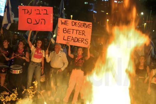 epaselect epa11704209 Anti-government protesters take to the streets after Israeli prime minister fired Defense Minister Yoav Gallant in Tel Aviv, Israel, 05 November 2024. Israeli Prime Minister Benjamin Netanyahu ended Defense Minister Yoav Gallant's term on 05 November 2024, in what the prime minister called a 'crisis of trust,' replacing Gallant with...