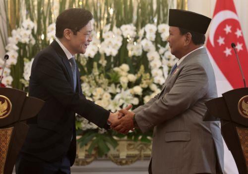 epa11704516 Indonesian President Prabowo Subianto (R) shakes hands with Singaporeâ€™s Prime Minister and Minister for Finance Lawrence Wong after their joint press conference at the Presidential Palace in Jakarta, Indonesia, 06 November 2024. Wong is on an official visit to Jakarta from 05 to 06 November.  EPA/ADI WEDA
