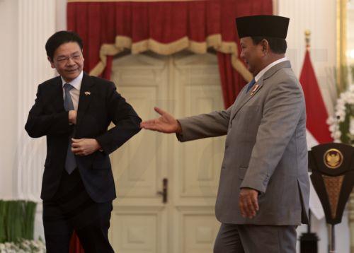 epa11704517 Indonesian President Prabowo Subianto (R) gestures to Singaporeâ€™s Prime Minister and Minister for Finance Lawrence Wong (L) as they walk together after their joint press conference at the Presidential Palace in Jakarta, Indonesia, 06 November 2024. Wong is on an official visit to Jakarta from 05 to 06 November.  EPA/ADI WEDA