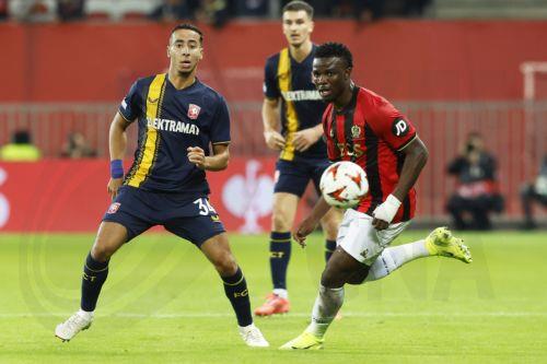 epa11707985 Anass Salah-Eddine of Twente (L) and Youssouf Ndayishimiye of Nice (R) in action during the UEFA Europa League match between OGC Nice and FC Twente in Nice, France, 07 November 2024.  EPA/SEBASTIEN NOGIER