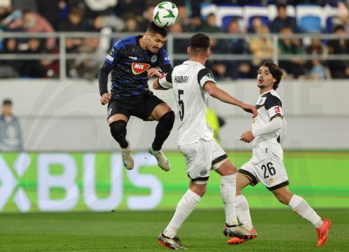 epa11708007 TSC's Milos Pantovic (L) in action against Lugano's Albian Hajdari (C) and Martim Marques (R) during the UEFA Conference League match between FK TSC and FC Lugano in Backa Topola, Serbia, 07 November 2024.  EPA/ANDREJ CUKIC