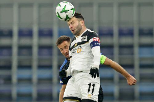 epa11708013 Lugano's Renato Steffen (R) in action against TSC's Nemanja Petrovic (L) during the UEFA Conference League match between FK TSC and FC Lugano in Backa Topola, Serbia, 07 November 2024.  EPA/ANDREJ CUKIC