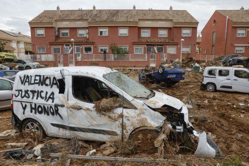 epaselect epa11716499 Damaged cars among debris in the flood-hit municipality of Paiporta, province of Valencia, Spain, 12 November 2024. The floods in Valencia and neighboring provinces have caused at least 222 fatalities, as efforts continue to search for missing people, provide supplies, and care for the victims after the DANA (high-altitude isolated...