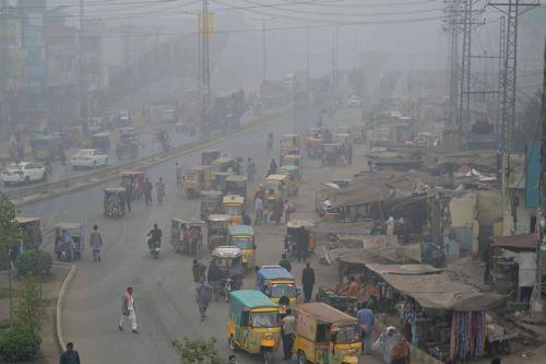 epa11720173 People walk past stalls as traffic moves through the streets amidst the smog in Lahore, Pakistan, 14 November 2024. UNICEF has issued a warning about the impact of air pollution on children in Pakistan, particularly in Lahore. With air quality levels exceeding 100 times the World Health Organization's guidelines, hospitals have seen a surge in...