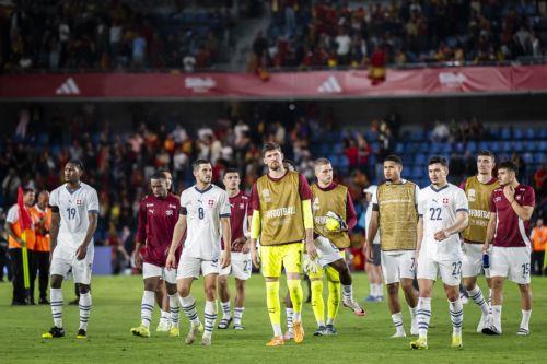 epa11728237 Switzerland players walk after losing the UEFA Nations League soccer match between Spain and Switzerland in Santa Cruz de Tenerife, Spain, 18 November 2024.  EPA/LAURENT GILLIERON