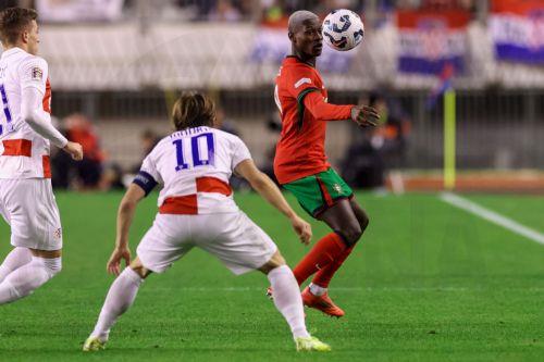 epa11728252 Croatia player Luka Modric (C) in action against Portugal player Nuno Mendes during the UEFA Nations League soccer match held at Polyud Stadium, in Split, Croatia, 18 November 2024.  EPA/PAULO NOVAIS