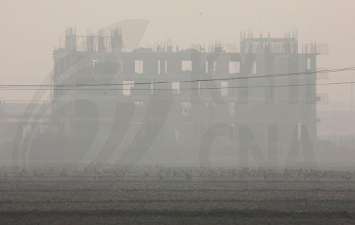 epa11728460 A construction site is seen amid heavy smog near New Delhi, India, 19 November 2024. According to the Central Pollution Control Board, the National Capital Region's Air Quality Index (AQI) labels New Delhi in the 'severe' category, and AQI in Delhi was recorded at 492 (severe plus) at 7 am Indian time.  EPA/HARISH TYAGI