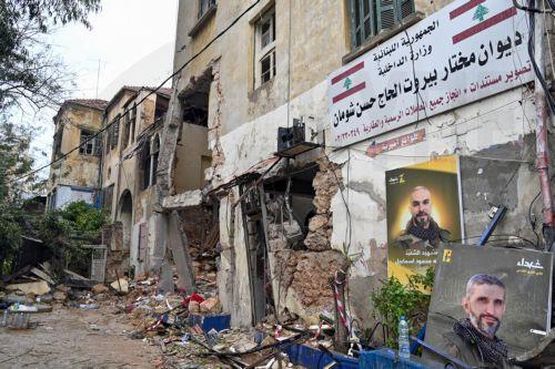 epa11728480 Damage to a building is visible after an Israeli airstrike in the Zuqaq al-Blat district in central Beirut, Lebanon, 19 November 2024. Lebanon's state-run National News Agency reported that two missiles struck the central district of Zuqaq al-Blat and according to the Lebanese Ministry of Health, five persons were killed and thirty-one others...