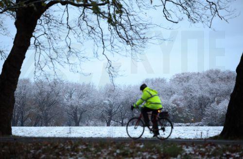 epa11728497 A cyclist rides through Sefton Park in Liverpool, Britain, 19 November 2024. The Met Office has issued yellow severe weather warnings for snow and ice across much of northern England, Scotland and Ireland as a low pressure system moves in from the Atlantic.  EPA/ADAM VAUGHAN