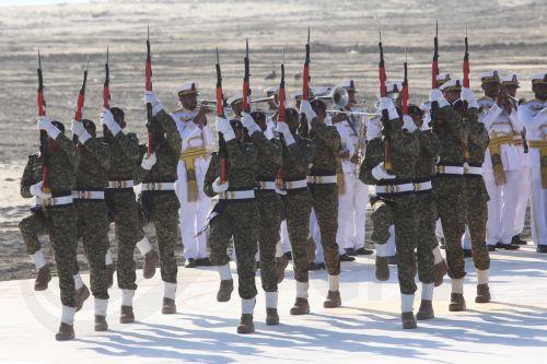 epa11733242 Pakistan Navy soldiers demonstrate their skills during a drill in Karachi, Pakistan, 21 November 2024.  EPA/REHAN KHAN