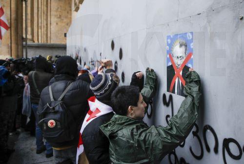 epa11739542 Supporters of Georgian opposition parties banging on the wall of the Georgian Parliament building to protest against the results of the parliamentary election, before first session of newly elected parliament in Tbilisi, Georgia, 25 November 2024. On 26 October parliamentary elections were held in Georgia. Around 20 parties competed for seats in...