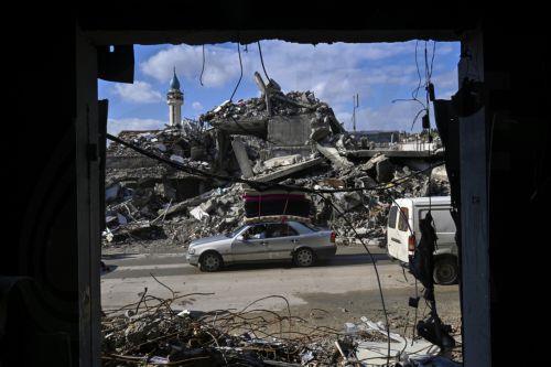 epaselect epa11745398 Displaced residents return to Nabatieh following a ceasefire deal between Israel and Hezbollah, in southern Lebanon, 28 November 2024. The 60-day ceasefire came into force on 27 November.  EPA/WAEL HAMZEH