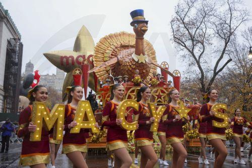 epa11745819 Cheerleaders begin the 98th Macy's Annual Thanksgiving Day Parade in New York, New York, USA, 28 November 2024.  EPA/SARAH YENESEL
