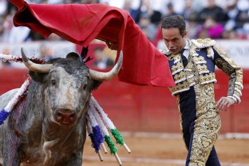 epaselect epa11752641 Mexican bullfighter Juan Pablo Sanchez fights his first bull of the afternoon 'Merengue', at Plaza de Toros Mexico, in Mexico City, Mexico, 01 December 2024.  EPA/Mario Guzman