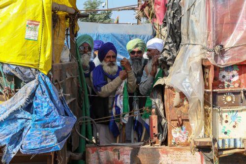 epaselect epa11759726 Farmers gather to take part in a 'Delhi Chalo' peaceful protest march at Shambhu Haryana-Punjab, India, 06 December 2024. 101 farmers from several associations will begin a march on foot from Shambhu Haryana-Punjab border point to Delhi on the occasion of Guru Tegh Bahadur's Martyrdom Day, to demand a law guaranteeing a minimum support...