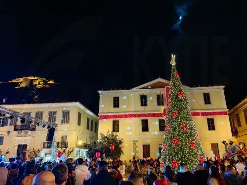 Στο Ναύπλιο στην κεντρική πλατεία Τριών Ναυάρχων μπροστά από το Δημαρχείο άναψε το Χριστουγεννιάτικο δέντρο, Σάββατο 7 Δεκεμβρίου 2024. Σε μια εορταστική ατμόσφαιρα μικροί και μεγάλοι συγκεντρώθηκαν στην πλατεία και παρακολούθησαν τις εορταστικές εκδηλώσεις του Δήμου Ναυπλιέων. Προηγήθηκε ένας πρωτότυπος αγώνας δρόμου με τίτλο ''Αη Βασίληδες '', δύο περίπου...