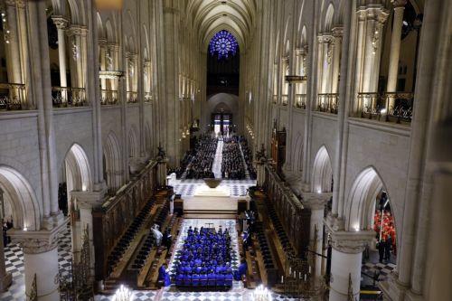 epa11763628 The choir, clergy and guests stand during a ceremony to mark the re-opening of the landmark Notre-Dame Cathedral, in Paris, France, 07 December 2024. The Notre Dame de Paris Cathedral reopens on 07 December after nearly six years of renovation work following its destruction by a fire on 15 April 2019.  EPA/LUDOVIC MARIN / POOL  MAXPPP OUT