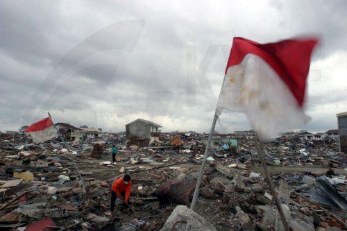 epa11790730 (FILE) - A man (L) searches for the dead bodies of his relatives amid Indonesian national flags, in Banda Aceh, Indonesia, 02 January 2005 (reissued 23 December 2024). December 2024 marks the 20th anniversary of the 2004 Indian Ocean tsunami, or Boxing Day tsunami, which occurred on 26 December 2004, triggered by a magnitude 9.2 earthquake in...