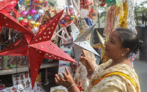 epa11790976 A vendor sells decorative items ahead of Christmas in Dhaka, Bangladesh, 23 December 2024.  EPA/MONIRUL ALAM